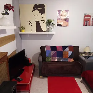 Familial Pour 1 A 5 Personnes De 42m2-accessible Handic - Rez De Chaussee-vues Sur Rue Et Patio Prive - Sejour,chambre Separee,cuisine,salle De Bain,lit Double Et 2 Canape-lit - Entree De La Rue Berzelius-5 Minutes Du Metro Brochant-ligne1 , Parigi Francia